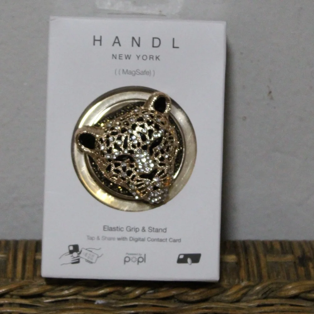Handl New York MagSafe. Elastic Grip & Stand. Rhinestone Cheetah Head.
